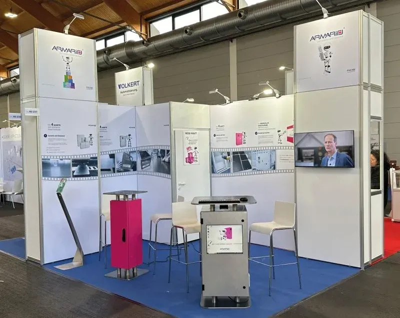 Messestand Amario mit weißen, bedruckten Stelen im Fimab CI