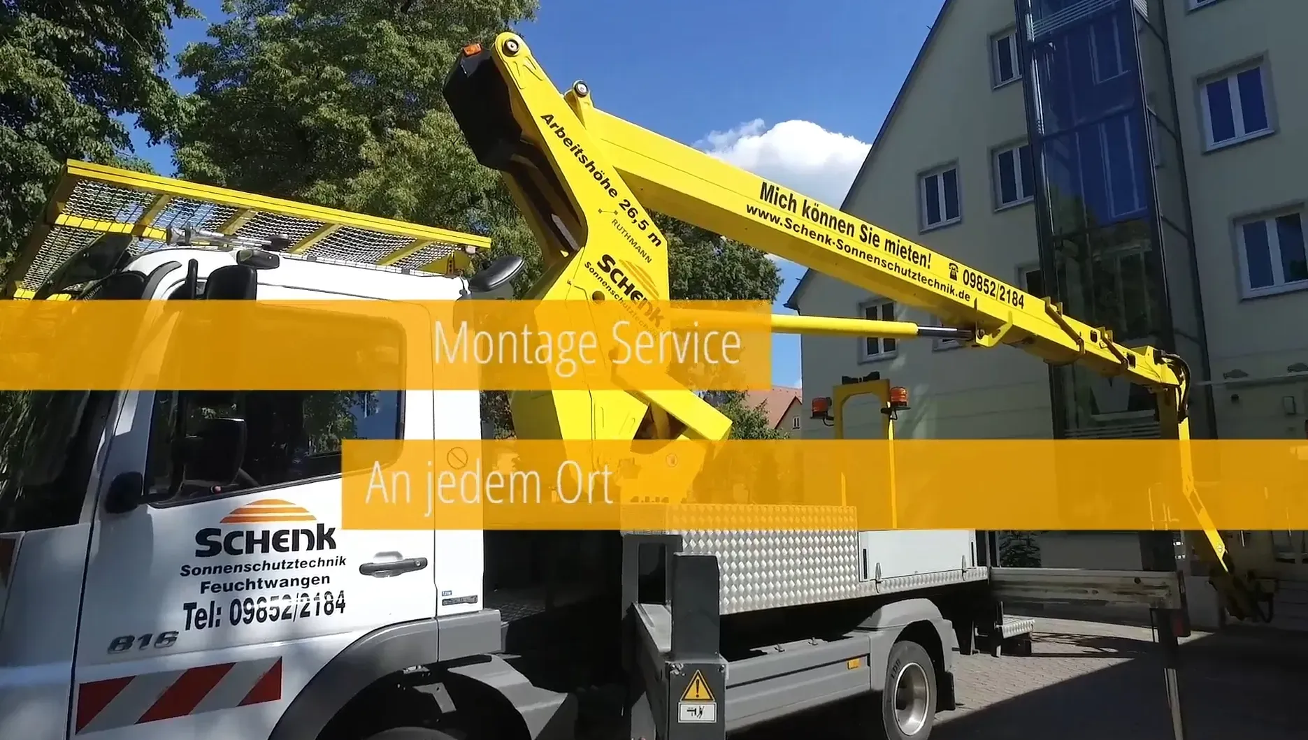 schenk-hebebuhne-fahrzeug-an-fassade